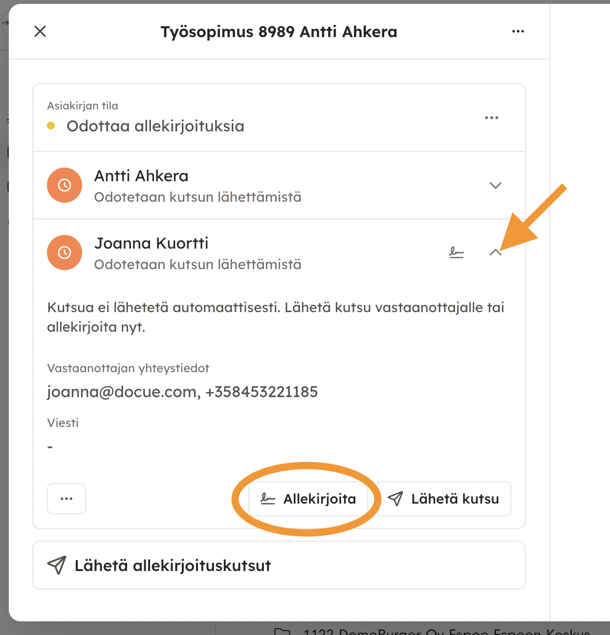 Kuvakaappaus 5: 4. Klikkaa oman nimesi kohdalla olevasta nuolesta ja sen jälkeen valitse "Allekirjoita". Allekirjoita asiakirja tallennettua allekirjoitusta